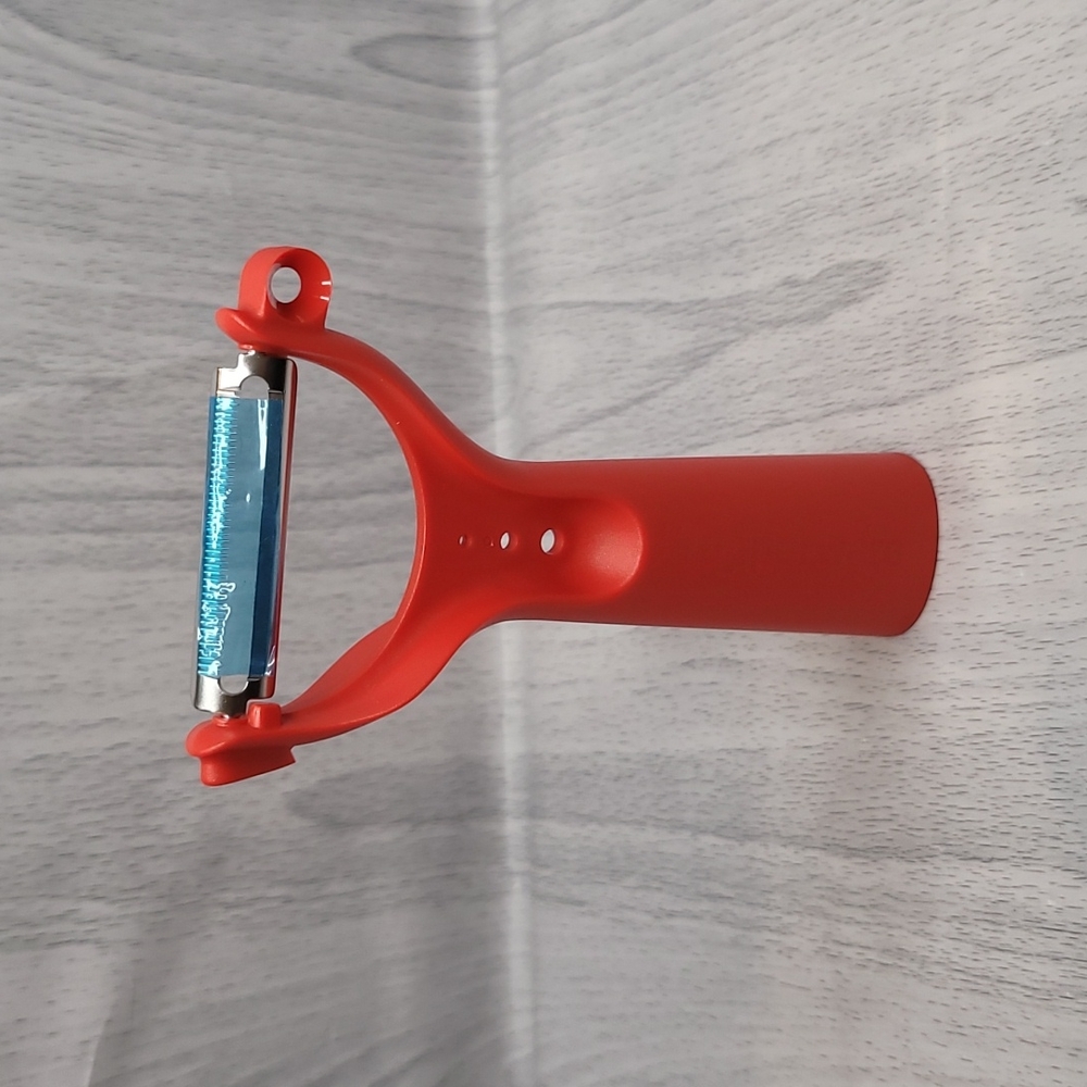 Tupperware 5 in 1 Universal Peeler New